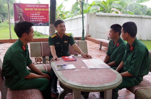 Thành viên “Tổ trợ giúp, tư vấn tâm lý, sức khỏe” Tiểu đoàn 6 (Trung đoàn 165, Sư đoàn 312) gần gũi, chia sẻ với chiến sĩ.